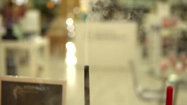 Vapor de água branco sobre um fundo preto. close-up tiro 4k — Vídeo de Stock