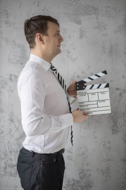 Takım elbiseli adamın yan görüntüsü.