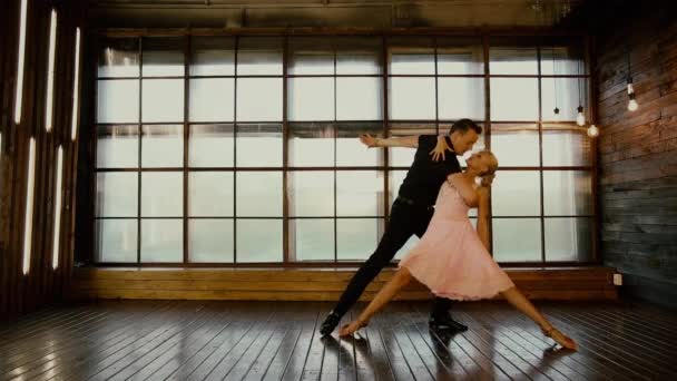 Dança suja, um dueto apaixonado Valentine Day dançando, em um marrom — Vídeo de Stock