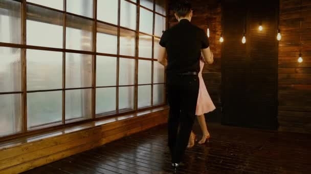 Dirty dancing, un hermoso dúo bailando el día de San Valentín, contra un — Vídeo de stock