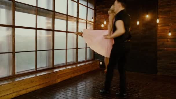 Un hermoso dúo está bailando el Día de San Valentín, sobre un fondo oscuro — Vídeo de stock