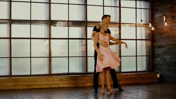 Dirty dancing, un dúo enamorado está bailando en el Día de San Valentín, en un marrón — Vídeos de Stock