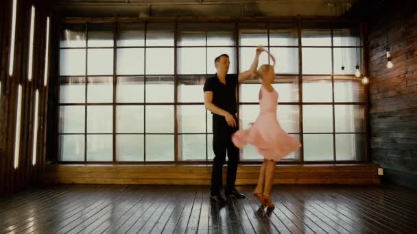 Dirty dancing, a beautiful duet dancing against a dark background, warm light, shooting — Stock Video