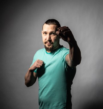 Rus sakallı bir sporcu olan boksör duruşu.