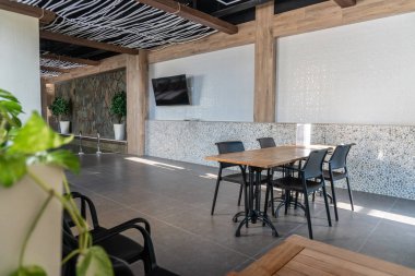 Sauna, yüzme havuzu, resepsiyon, masa ve sandalyeler kahverengi, tavan