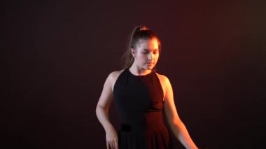 Kız, siyah arka plan kızıl saçlılara merhaba diyor.