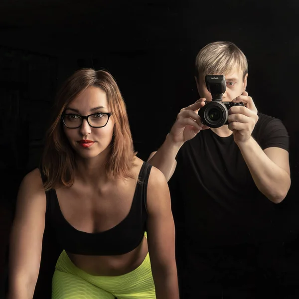 Dívka a fotograf připraveni střílet pózování přes sklo — Stock fotografie