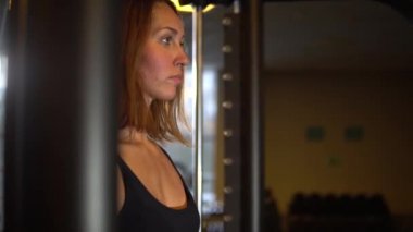 Simülatördeki kız vücut geliştirici Smith, halter. Sopa sarısı kumaş