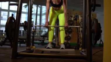 Simülatördeki kız vücut geliştirici halter için vücut Smith. Seksi.