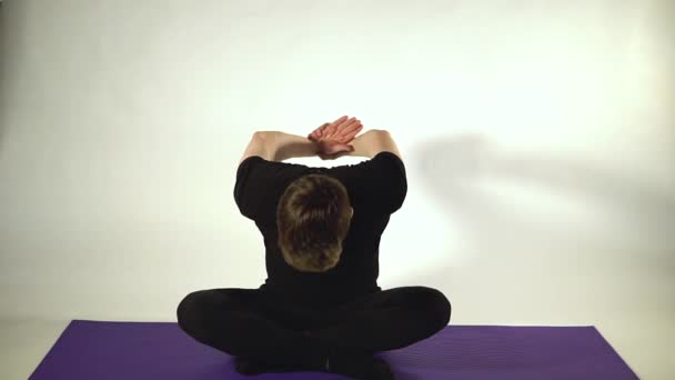Mani dietro la schiena, esercizio fisico in stretching mani e muscoli pettorali — Video Stock