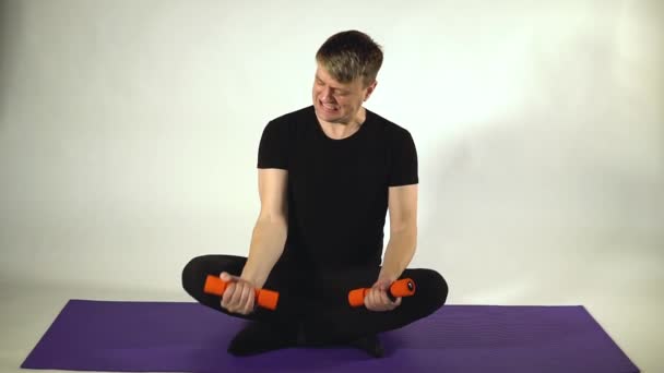 Pulls dumbbells into fitness, shakes muscles, dumbbells lungs seem to be heavy — Stockvideo