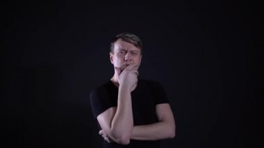 Adam siyah arka planda bir kemer düşünmüş.