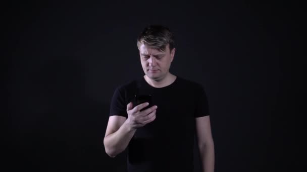 L'homme au téléphone Bonjour sur un fond noir — Video