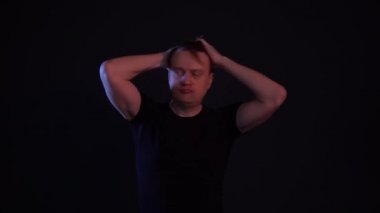 Siyah arka planda dans eden bir adam döner.