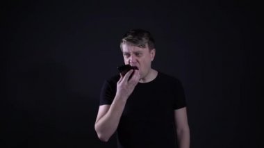 Çoğu zaman adam siyah arka plandaki telefona 