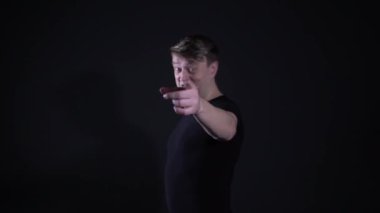 Adamın biri siyah arka planda onunla gitmek istiyor.