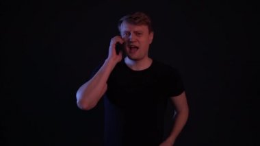 Koşan ve telefonda konuşan adam, Amerikalı.