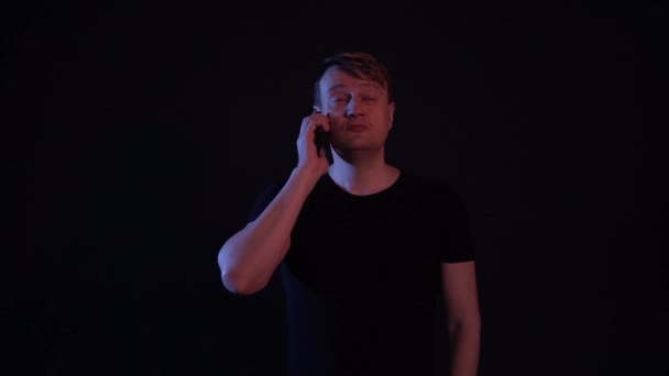 Man argumenterar via telefon ryska Mat — Stockvideo