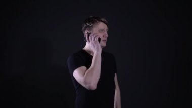 Telefondaki adam, siyah arka planda olduğu için mutluydu.