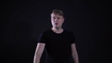 Genç adam parmağını uzattı ve vahşileşti.