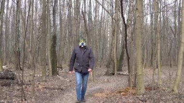 Covid19 'da bir adam ormanda gaz maskesi ve güvenlik gözlüğü takarak yürüyor.