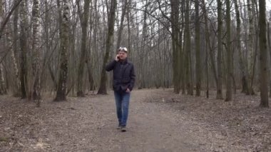 Covid19 'un telefonu açtığını, sinirlendiğini ve bağırdığını söylüyor.