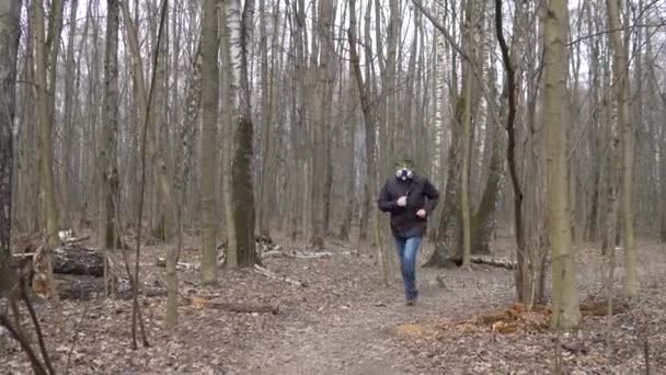 Hombre corriendo durante el virus covid19 en una máscara y gafas — Vídeo de stock