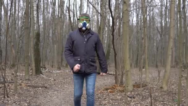 Covid19 гуляет человек во время пандемии коронавируса — стоковое видео