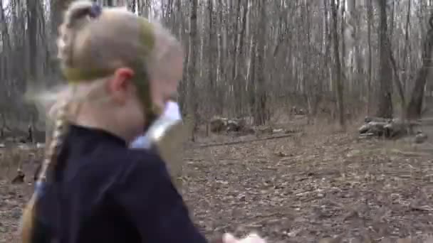 La chica de la máscara corriendo por el bosque durante el coronavirus covid19 — Vídeo de stock