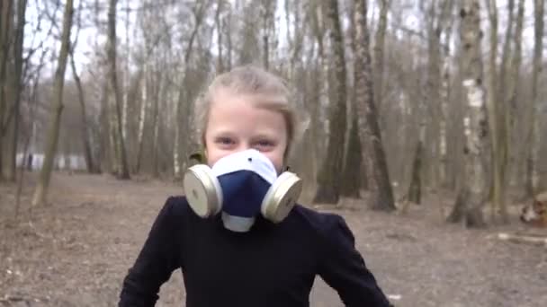 The girl in the mask running through the woods during covid19 us — Stock Video