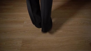 Salsa dansı. Karanlık koreografideki adamın ayaklarını vur.