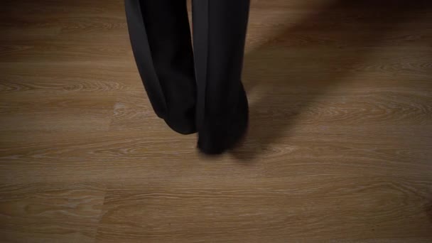 Salsa dans skjuta fötterna av mannen på golvet i den mörka koreografin — Stockvideo