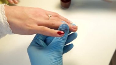 Güzel eller ve makro fotoğrafçılık yapan bir kadın..