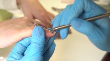 Güzellik uzmanı göz kamaştırıcı salonda bir makro çakıyor, çok iyi bakıyorlar..