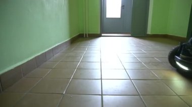 Asansörün yanında motosikletli bir kız tecrit edilmiş, karantina altında.