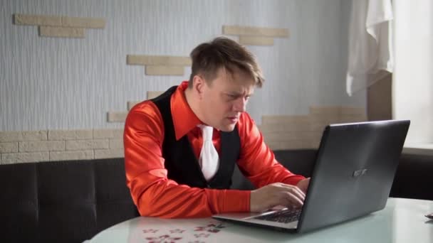 Mirando en la pantalla de la computadora, un joven europeo — Vídeo de stock