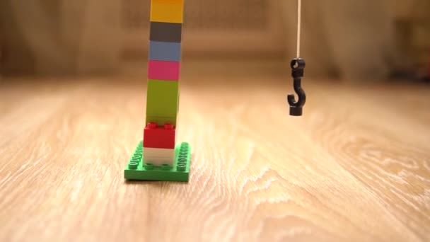 Kinderspeelgoed kraan op de vloer gespeeld door baby, langzaam — Stockvideo