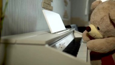 Teddy 'nin pelüş oyuncağı piyanoda neşeli bir melodi çalar