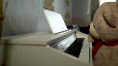 Sentezleyicideki Ayı Teddy 'nin tuşuna hızlı basar