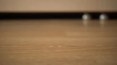 Robot elektrikli süpürge zeminde geziyor ve bir sürü toz var.