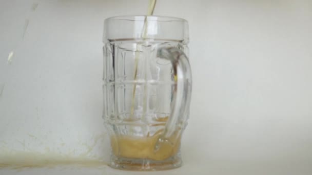 グラスにビールを注ぐ — ストック動画