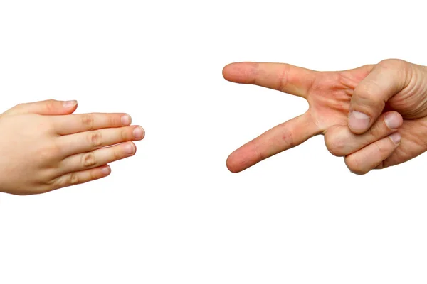 Eller, beyaz arkaplanda izole edilmiş bir makas ve kağıt sembolü oynar — Stok fotoğraf