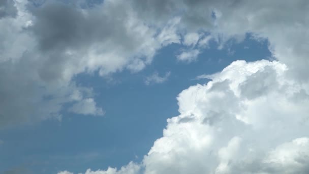 Dunkle Wolken ziehen langsam über den Himmel — Stockvideo