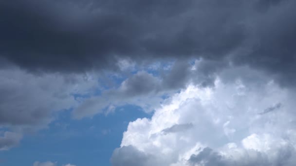 Der Himmel ist dunkel, auf blauem Grund überschatten die Wolken die Dunkelheit — Stockvideo