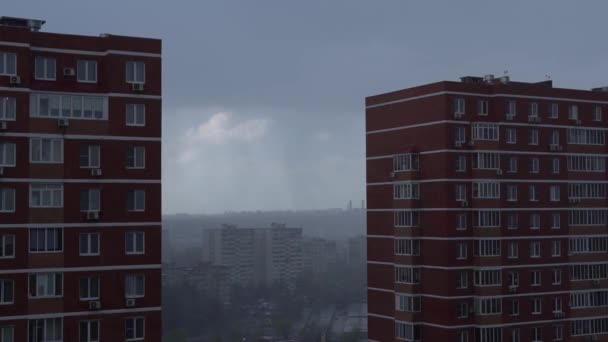 Regen, grijze wolken, donker, vochtig. Rode baksteen bij huizen — Stockvideo
