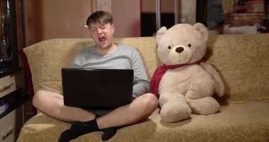 Evde çalışmak, dizüstü bilgisayarda esnemek ve kahve içmek.