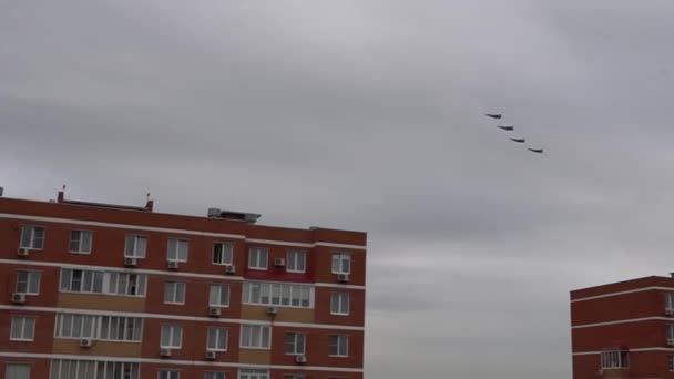 Escuadrón de aviones de cuatro combatientes vuela al desfile en Moscú — Vídeo de stock