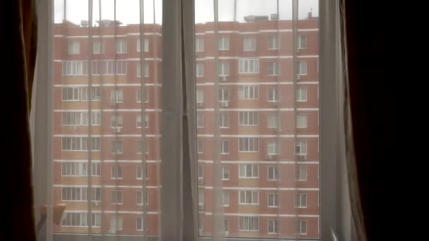 Открытое окно перемещает камеру боком в темноте на свет и дом напротив — стоковое видео