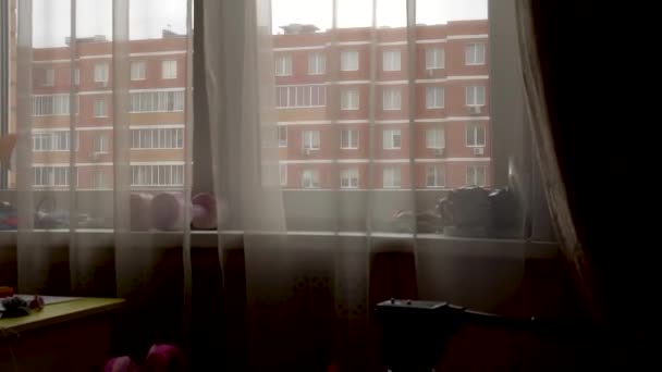 La ventana de la ciudad frente a la casa, ventanas claramente visibles, grifo de la cámara — Vídeos de Stock