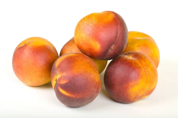Färska persikor på vit — Stockfoto